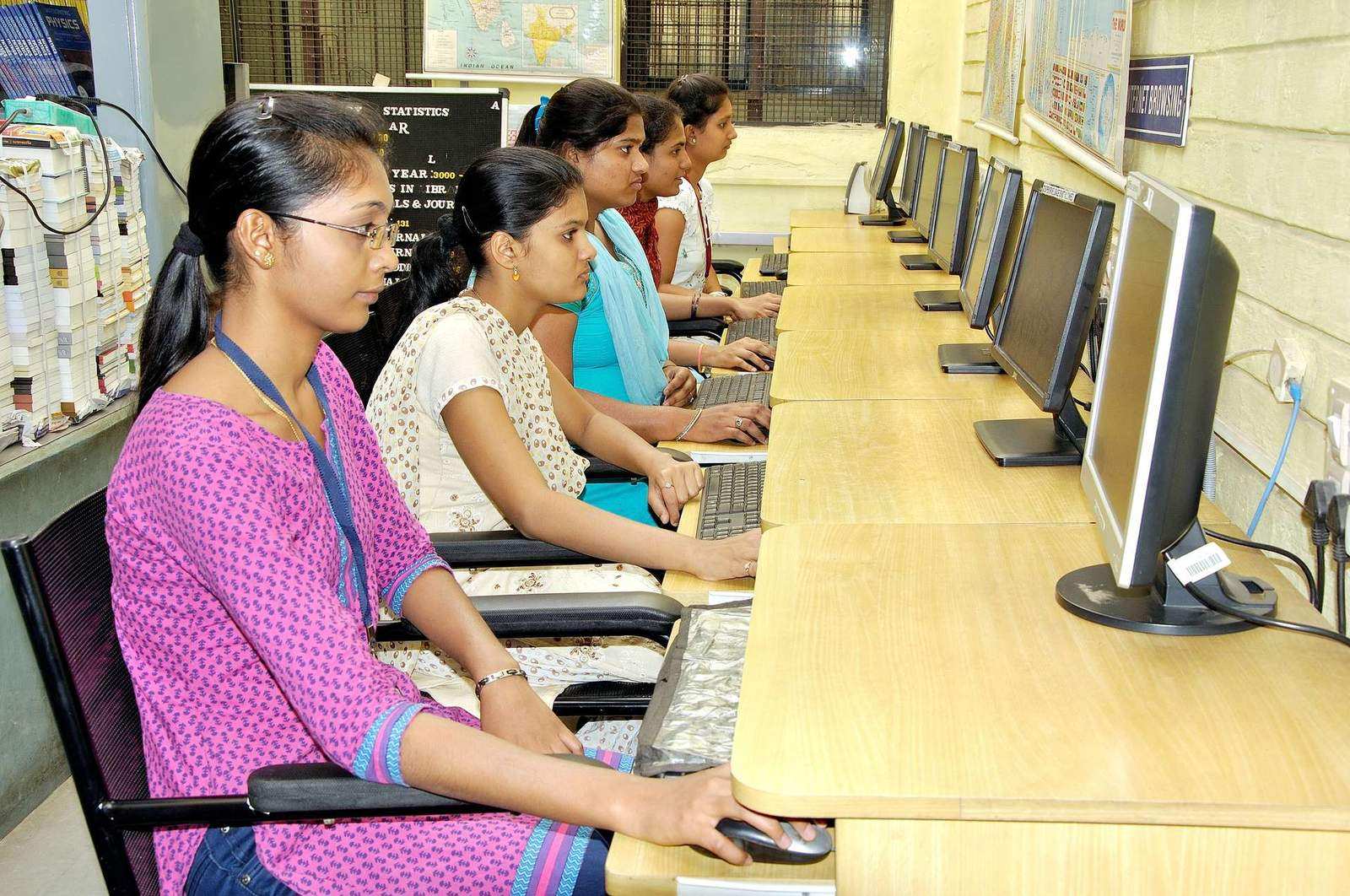 mLAC students learning in the computer lab