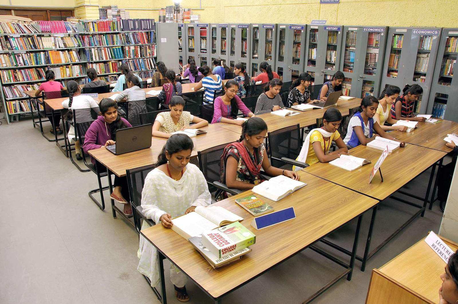 Students studying together in the mLAC library